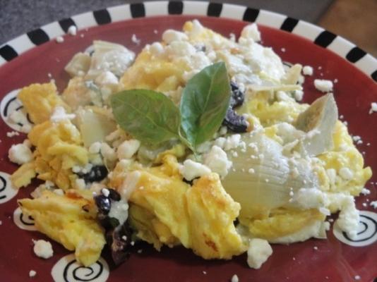 Scramble grecque aux artichauts, olives noires et feta