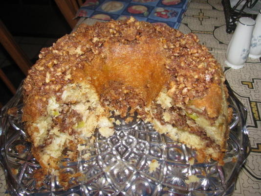 gâteau bundt à la crème aigre et à la pomme, cannelle et noix