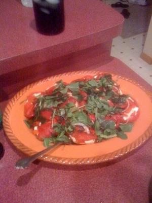 salade de tomates et mozzarella fraîche à la roquette et aux poivrons