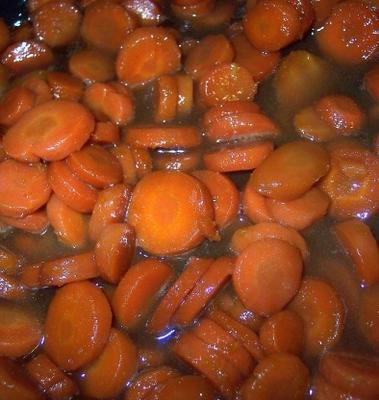 joli à regarder les carottes glacées au sucre brun