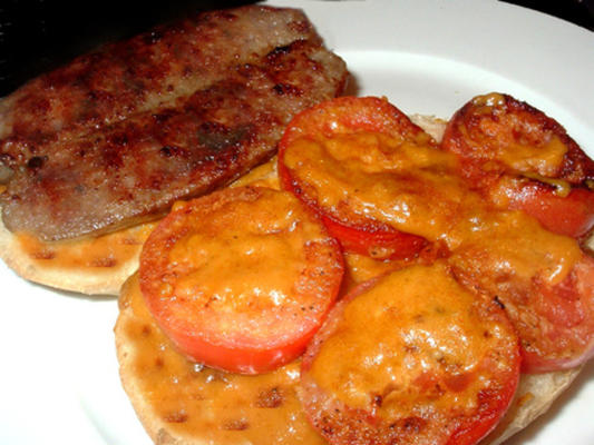 tomates avec sauce au fromage sur pain grillé