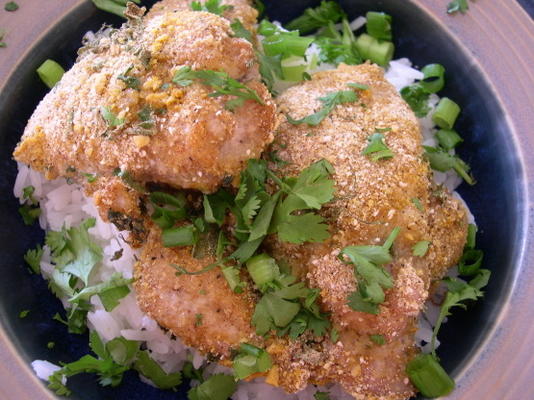 poulet au curry thaï épicé incrusté d'arachides