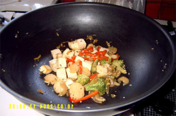 sauté de tofu végétarien aux graines de sésame sur du riz brun