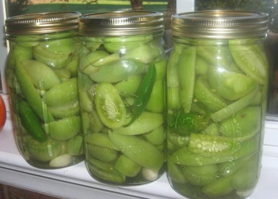 cornichons aux tomates vertes épicées