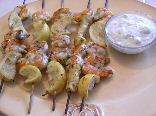 brochettes de crevettes et citron avec sauce à la feta et à l'aneth