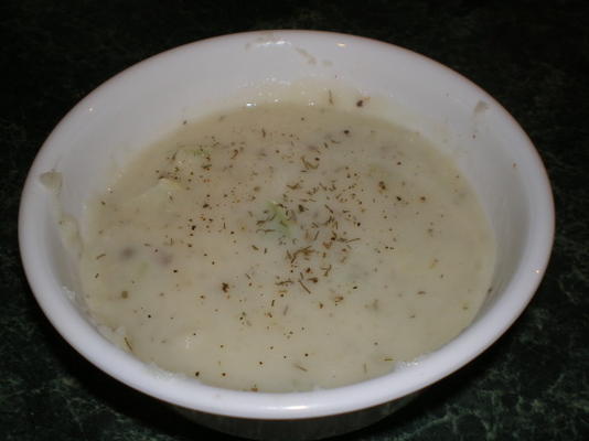 gurken und kartoffelsuppe (soupe au concombre et aux pommes de terre)