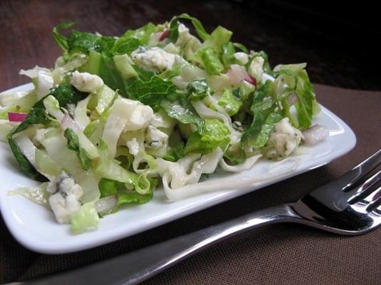chou rouge et salade de chou romaine avec vinaigrette au fromage bleu