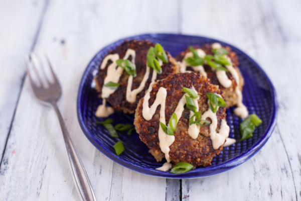 gâteaux au quinoa au fromage avec un aïoli rôti à l'ail et au citron