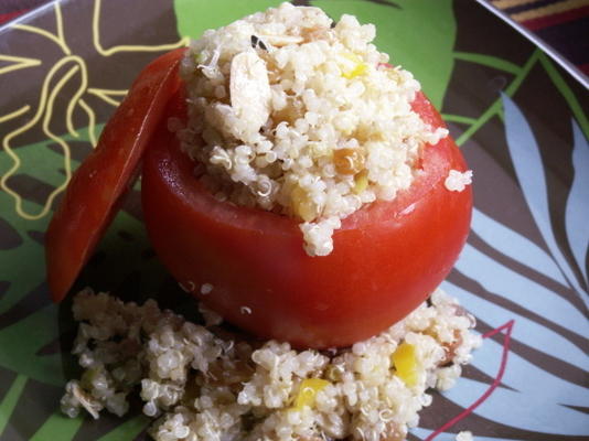 tomates farcies à la salade de quinoa et raisins