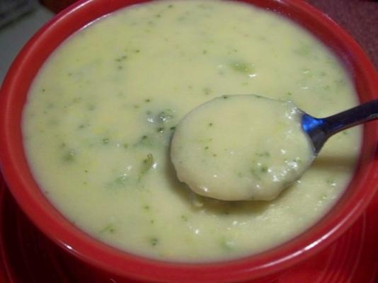 soupe de brocoli aux pommes de terre et au fromage cheddar