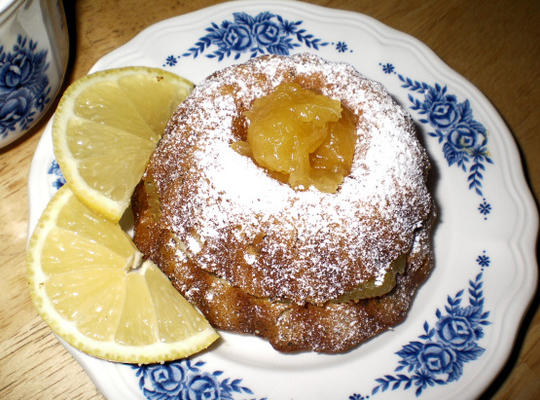 Gâteau de livre sterling avec du lait caillé au citron