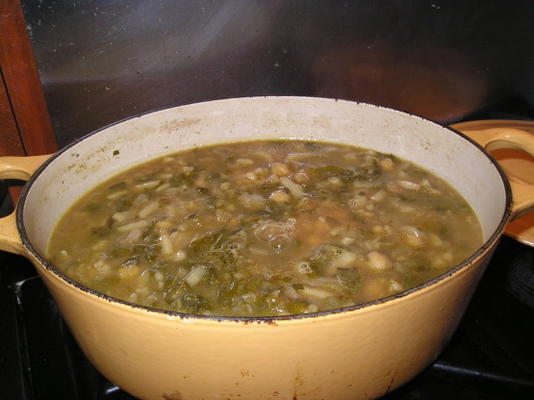 soupe portugaise d'épinards et de pois chiches (sopa de grao)