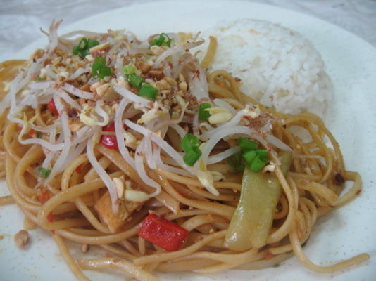 pad thaï végétalien, faible en gras et faible en calories