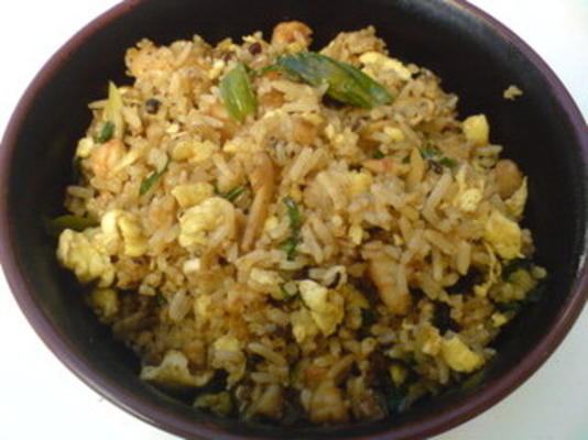 riz frit aux crevettes et aux légumes