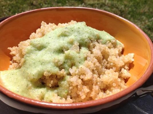 quinoa à la sauce à l'ail crémeuse