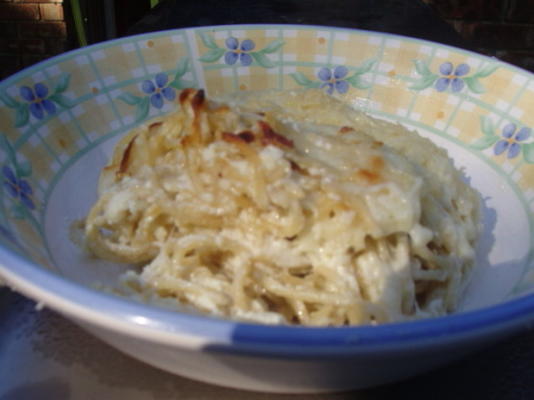 quatre fromage et pesto spaghetti italiens cuits au four