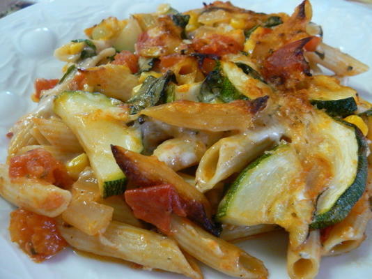 Penne cuit au four avec maïs, courgettes et basilic