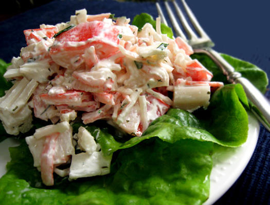 salade de concombre et de crabe dans des tasses de tomates