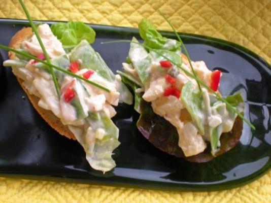 salade de surimi au crabe avec pois mange-tout et châtaignes d'eau