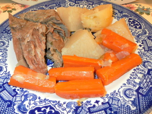le bœuf salé tendre et moelleux, le chou et les légumes de kate