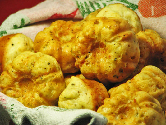 muffins au fromage féta et aux oignons verts avec romarin