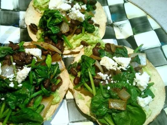 tostadas de haricots noirs aux verts garlick