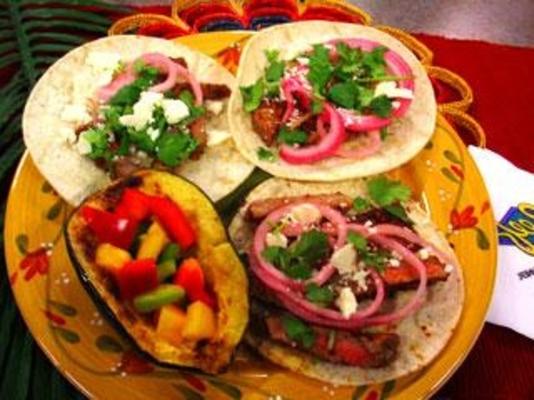 Tacos de bœuf adobo avec oignons rouges marinés