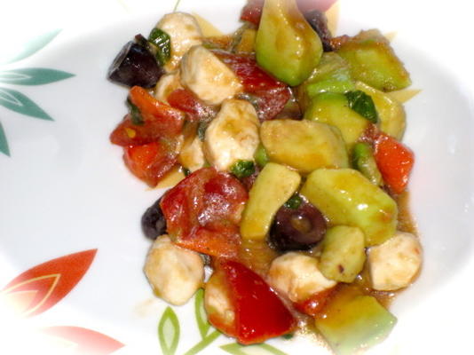 salade d'avocat, mozzarella et olives