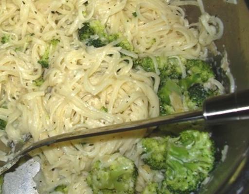 Pesto crémeux de faible cal avec brocoli et cheveux d'ange