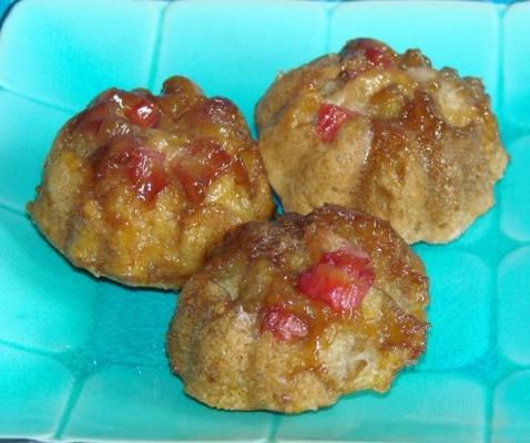 muffins collants à la rhubarbe