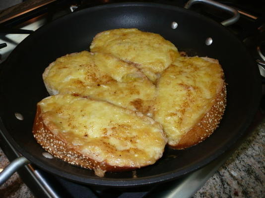 fromage cuit sur du pain grillé avec du vin