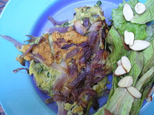 omelette aux oignons et aux herbes fraîches avec un mélange de légumes verts