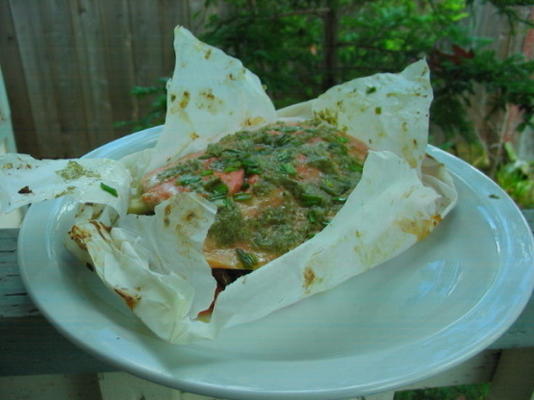 saumon au beurre de sauge et légumes racines en parchemin