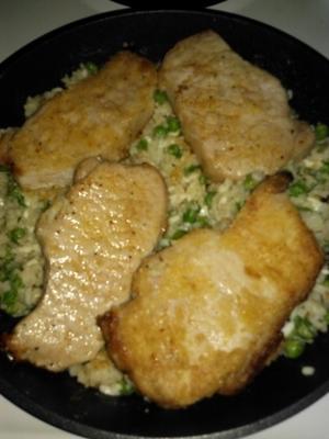 côtelettes de porc sur riz parmesan aux petits pois