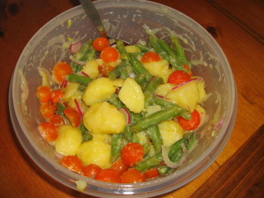 salade de pommes de terre, tomates cerises et haricots verts