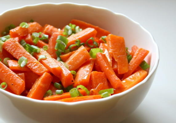 carottes glacées au miel avec oignons verts