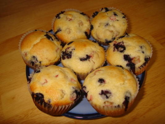 muffins à la rhubarbe et aux bleuets