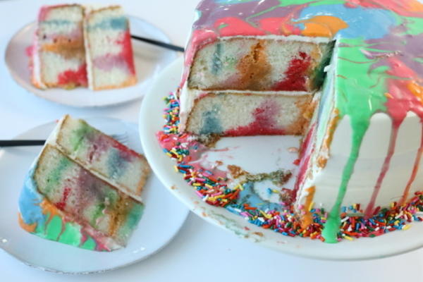 gâteau poke arc-en-ciel
