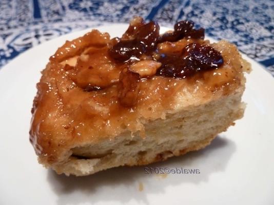 machine à pain brioches à la cannelle avec des noix et des raisins secs