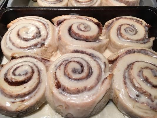 la machine a versé des rouleaux de cannelle géants