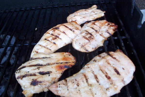 poitrines de poulet grillées et asperges glacées à l'orange