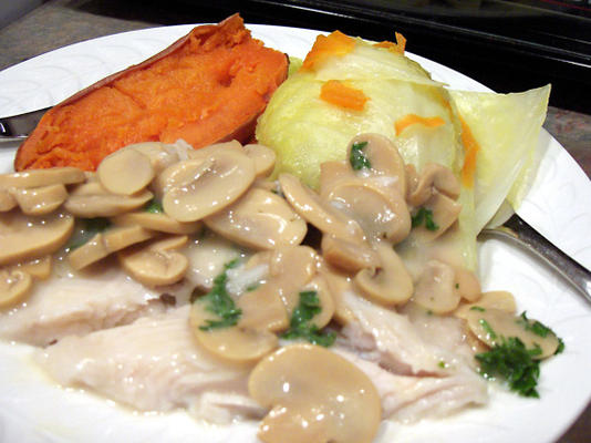 steaks de poisson diabétiques, faibles en gras, à la sauce aux champignons