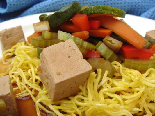 Tofu au gingembre mariné de Nell Newman sur soba noo croustillant et bruni