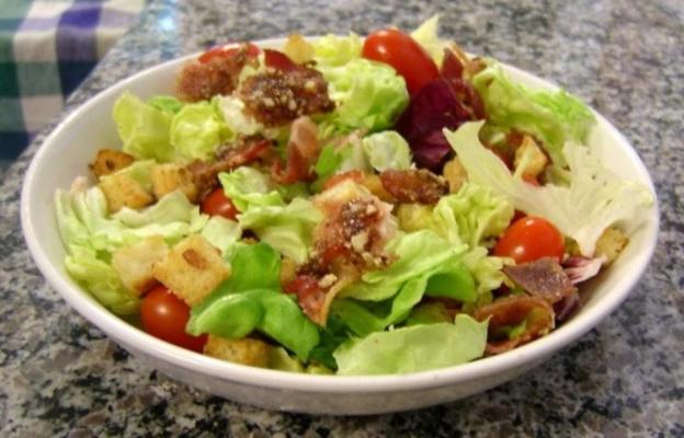 salade de blt avec des croûtons à l'ail