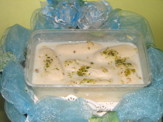 ras malai (boulettes de fromage indien au lait)