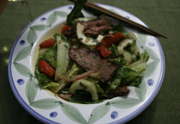 salade thaïlandaise avec steak de flanc grillé
