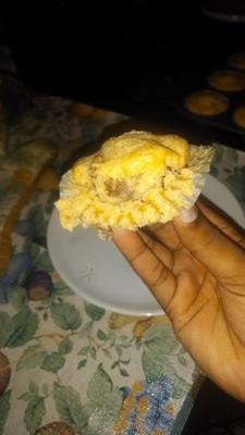 petit déjeuner dans un muffin au maïs