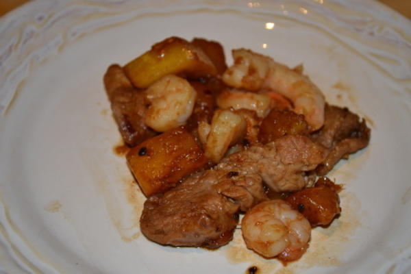 porc sauté, crevettes et ananas (padd moo, goong, sapparod