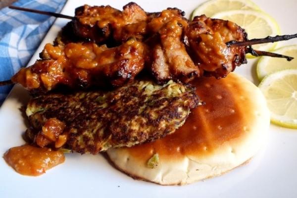 viande brochette saucy avec des galettes de chou