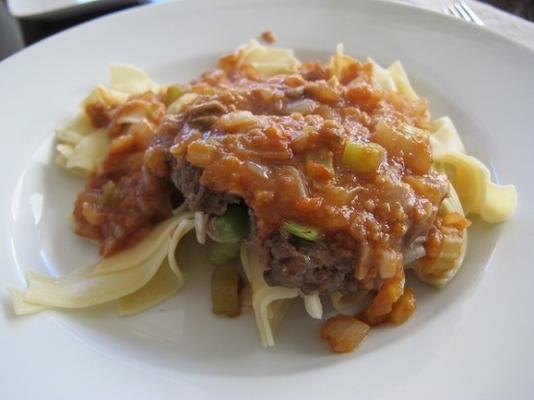 recette de steak de salisbury avec des nouilles aux œufs au beurre